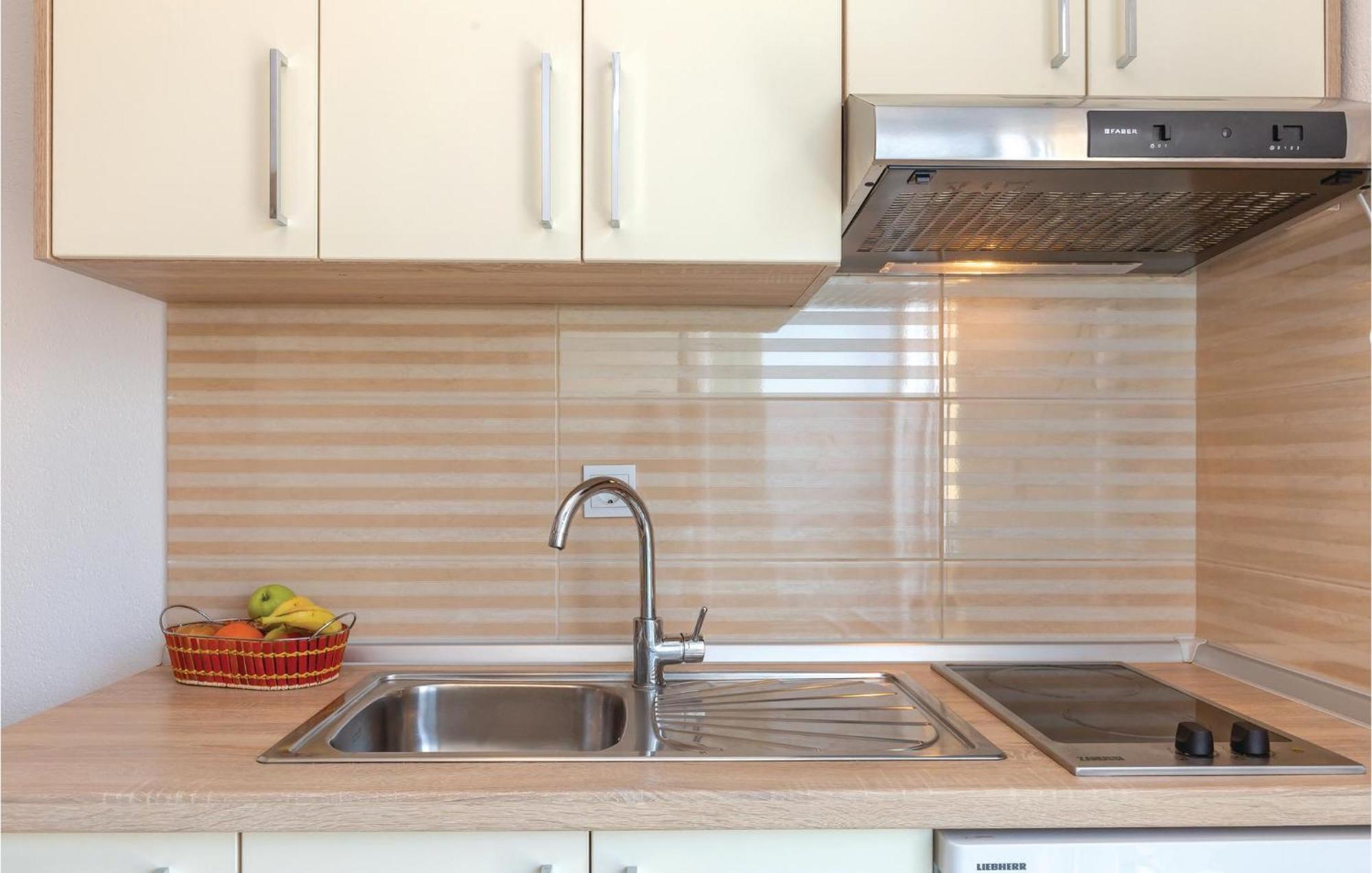 Nice Studio In Krvavica With Kitchen Buitenkant foto